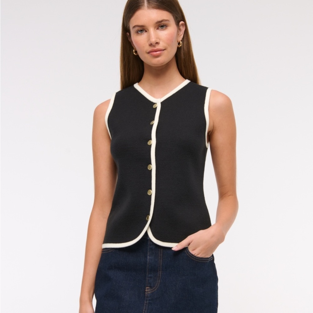 Abercrombie & Fitch The A&F Mara High-V LuxeLoft Sweater Vest